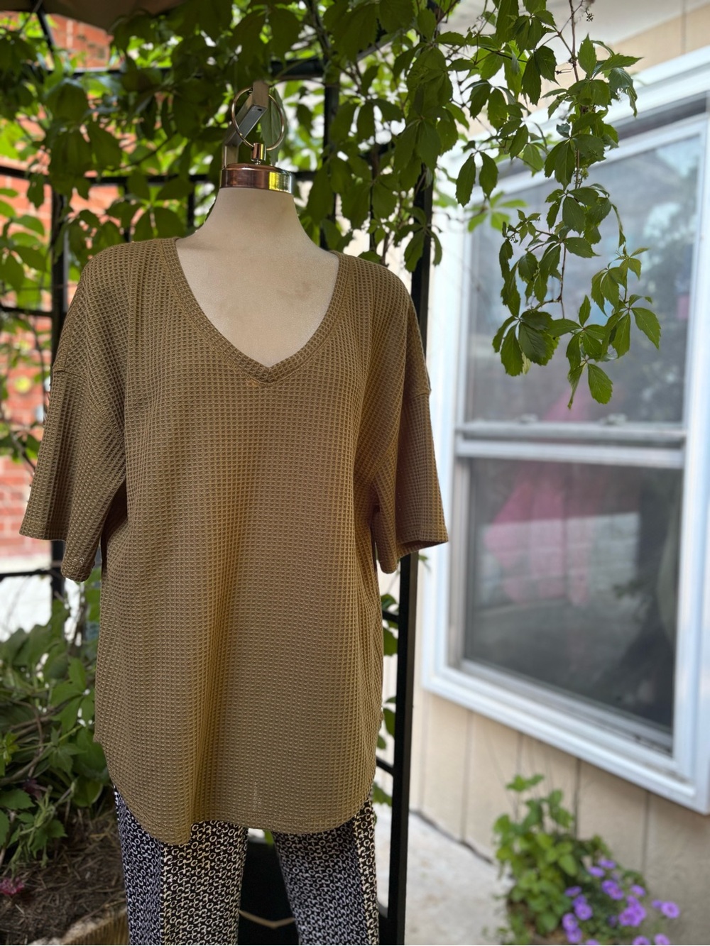 V-Neck Textured Short Sleeve Tee in Olive